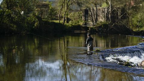 Pescadores en el río Avia, en A Veronza