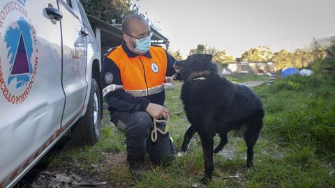 Ricardo Vara, responsable de la agrupación, con el perro que piensan adoptar
