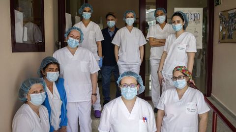 La obligatoria mascarilla es la única protección que tienen que llevar ahora los trabajadores de la residencia San Carlos