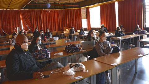 Algunos alumnos de la Facultade de Educación e Traballo Social asistieron de forma presencial, y otros a través de la red