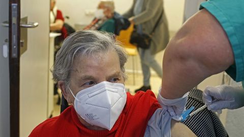 Vacunación contra el covid-19 de mayores de 80 años en el Chuac