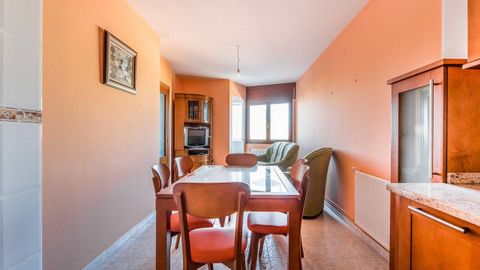 Piso de A Fonsagrada, en la calle Parque, 16, que se vende por 36.700 euros. Una habitación, 54 metros