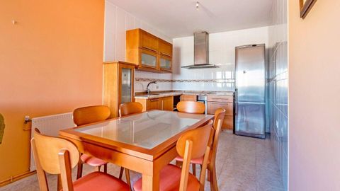 Piso de A Fonsagrada, en la calle Parque, 16, que se vende por 36.700 euros. Una habitación, 54 metros