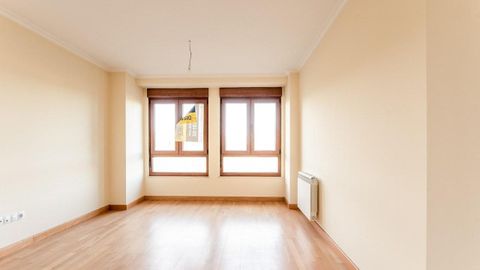 En este edificio de la calle San Eufrasio de Lugo, en el número 110, se venden varios pisos, entre los 68.000 y los 93.000 euros. Vista interior