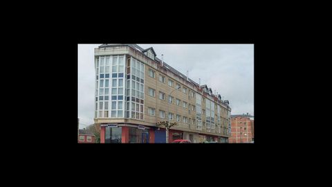 En este edificio de la avenida Terra Chá, 190-192, de Vilalba, se venden variios pisos, entre 27.000 y 44.000 euros