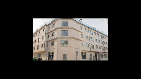 Pisos y garajes en Sarria. 4 pisos de tres habitaciones en Rúa Nova con Pedro Saco. 75.000€. También 27 plazas de garaje, a 5.220 euros cada uno