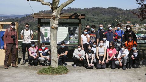 Los escolares participantes en un alto en el camino en Ceboliño