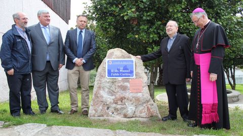 Homenaje al párroco de Palas Manuel Faílde, a la derecha con el obispo, cuando se jubiló en el 2014
