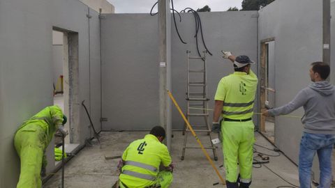 Trabajadores de López Cao levantan un prototipo de vivienda con tabiques prefabricados de hormigón ligero desarrollados en una investigación alentada por la constructora con Naos Arquitectura y GalaiControl, en colaboración con el gCons de la escuela de Enxeñaría de Camiños de la UDC