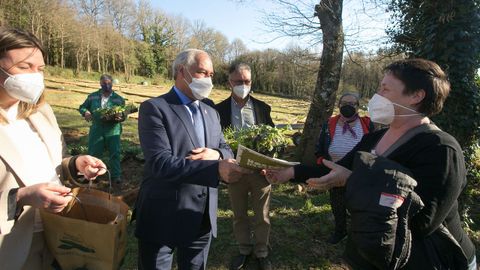 Entrega de material para os hortos urbanos da Deputación de Lugo no Paseo do Rato