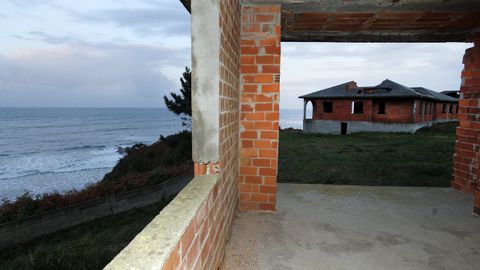 Desde el Concello de Foz advirtieron en varias ocasiones del feísmo urbanístico y del peligro que representan las edificaciones inacabadas