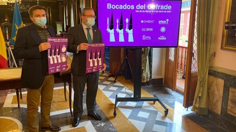 El concejal de Turismo y Hostelería, Alfredo García Quintana y el presidente de Otea, José Luis Álvarez Almeida, en la presentación de los Bocados del Cofrade