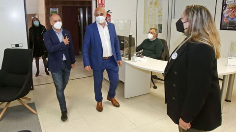 El delegado de la Zona Franca, David Regades, se reunió en el Concello de Pontevedra con los concejales del grupo socialista