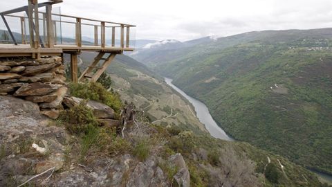 Vista de los viñedos de la ribera de Vilachá de Salvadur desde el mirador de A Capela