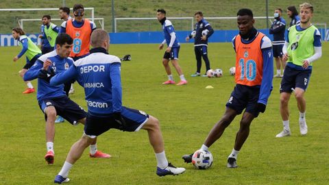 Uche, Bergantiños y Villares, durante un entrenamiento en Abegondo