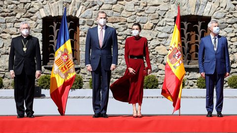 Los reyes Felipe y Letizia junto al arzobispo de Urgell, Joan Enric Vives (i), y el representante de Francia, Patrick Strzoda (d), posan ante la Casa de la Vall, a su llegada Andorra la Vella, en el primer días de su visita de Estado de dos días a Andorra, la primera que protagoniza un monarca español al país pirenaico