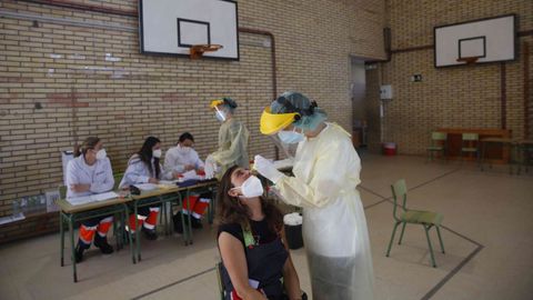 La comunidad educativa del CEIP Portonovo, en Sanxenxo, se sometió este jueves a un cribado con PCR