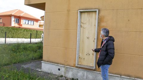 Los vecinos de Ciudad Jardín tapiaron una de las ventanas por las que okupas entraron en un chalé de la urbanización