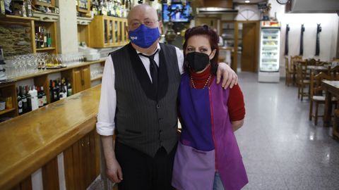 Maruchi, muller de Luis, leva corenta anos encargándose da cociña de A Tasca