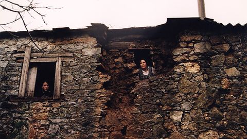 Daños causados a una casa de Cruzul, en el concello de Becerreá, a consecuencia del terremoto de 1995, de una magnitud de 4.6