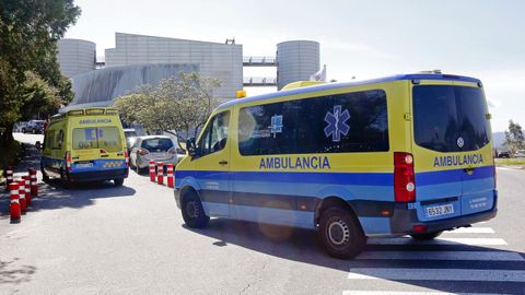 Ambulancias accediendo al hospital Montecelo, en Pontevedra