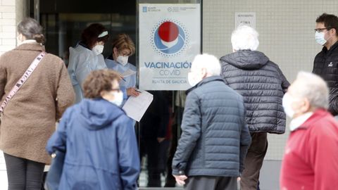 Vacunación contra el covid en el centro de salud de Cambados