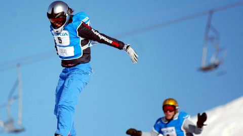 Julie Pomagalski, en segundo trmino, en la Copa del Mundo de Snowboard celebrada en Finlandia en marzo del ao 2002.