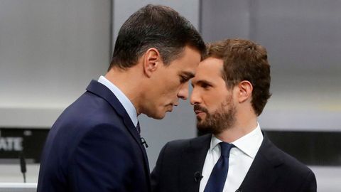 Pedro Sánchez y Pablo Casado, momentos antes del inicio del debate electoral de las generales del 2019