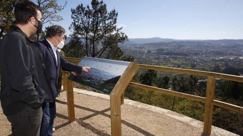 El alcalde, MIguel Anxo Fernández Lores, cuando visitó las obras de A Tomba hace un par de meses, en uno de los miradores ahorea dañados