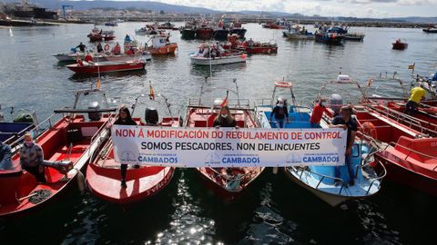 Concentración de la flota de bajura y el marisqueo en el puerto de Tragove, en Cambados, una de las muchas protestas contra el Reglamento de Control Pesquero que hubo en Galicia el 26 de marzo