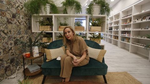 Belén Debén, propietaria de la tienda de cosmética orgánica Ladebén en A Coruña