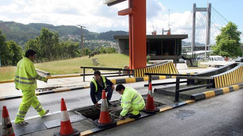 Operarios de Audasa desmontando el peaje de Rande en el 2006