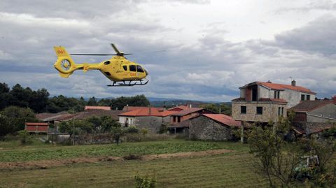 Fotografía de archivo del helicóptero de emergencias sanitarias de Ourense, en el rescate de un herido en accidente laboral en una aldea de Pantón