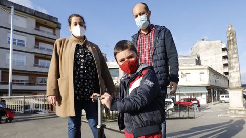 Eva Domínguez y Daniel Pérez, con Anxo, que tiene ictiosis, una enfermedad rara de la piel