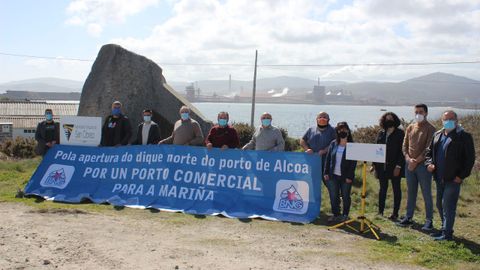Cargos del BNG presentaron este sábado en en el dique Morás otro paquete de iniciativas parlamentarias para intentar que el puerto comercial de San Cibrao beneficie más a A Mariña y a Lugo