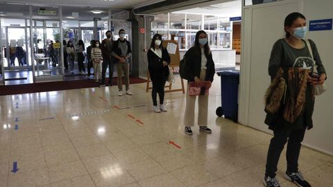 Candidatos entrando a la sede de Santiago
