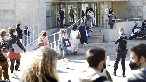 Aspirantes accediendo a las pruebas del mir en la Facultade de Económicas del Campus Universitario de Vigo, que fue elegido como una de las sedes para la realización de la prueba tras 42 años sin acogerlas