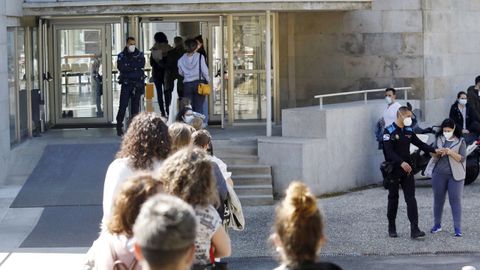 Aspirantes accediendo a las pruebas del mir en la Facultade de Económicas del Campus Universitario de Vigo, que fue elegido como una de las sedes para la realización de la prueba tras 42 años sin acogerlas