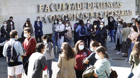 Aspirantes accediendo a las pruebas del mir en la Facultade de Económicas del Campus Universitario de Vigo, que fue elegido como una de las sedes para la realización de la prueba tras 42 años sin acogerlas