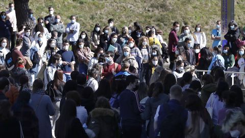 Aspirantes accediendo a las pruebas del mir en la Facultade de Económicas del Campus Universitario de Vigo, que fue elegido como una de las sedes para la realización de la prueba tras 42 años sin acogerlas