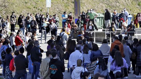 Aspirantes accediendo a las pruebas del mir en la Facultade de Económicas del Campus Universitario de Vigo, que fue elegido como una de las sedes para la realización de la prueba tras 42 años sin acogerlas