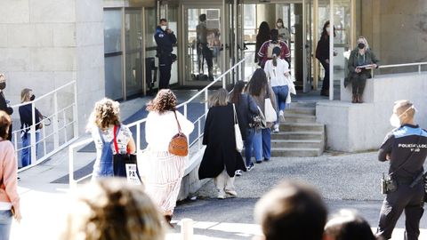 Aspirantes accediendo a las pruebas del mir en la Facultade de Económicas del Campus Universitario de Vigo, que fue elegido como una de las sedes para la realización de la prueba tras 42 años sin acogerlas