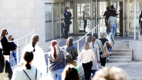 Aspirantes accediendo a las pruebas del mir en la Facultade de Económicas del Campus Universitario de Vigo, que fue elegido como una de las sedes para la realización de la prueba tras 42 años sin acogerlas