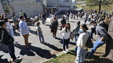 Aspirantes accediendo a las pruebas del mir en la Facultade de Económicas del Campus Universitario de Vigo, que fue elegido como una de las sedes para la realización de la prueba tras 42 años sin acogerlas