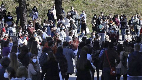 Aspirantes accediendo a las pruebas del mir en la Facultade de Económicas del Campus Universitario de Vigo, que fue elegido como una de las sedes para la realización de la prueba tras 42 años sin acogerlas