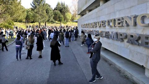 Aspirantes accediendo a las pruebas del mir en la Facultade de Económicas del Campus Universitario de Vigo, que fue elegido como una de las sedes para la realización de la prueba tras 42 años sin acogerlas