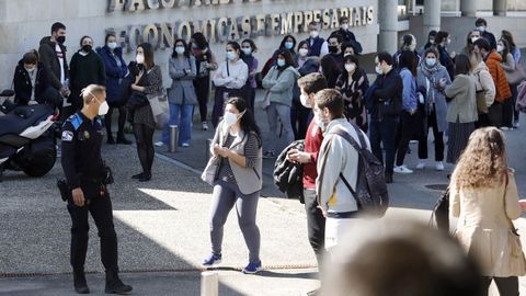 Aspirantes accediendo a las pruebas del mir en la Facultade de Económicas del Campus Universitario de Vigo, que fue elegido como una de las sedes para la realización de la prueba tras 42 años sin acogerlas