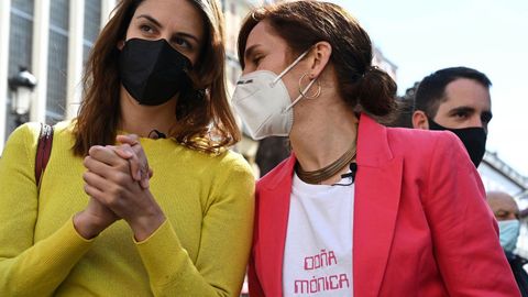 La portavoz de Más Madrid en el Ayuntamiento, Rita Maestre, y la candidata a presidir la Comunidad, Mónica García, en el barrio de las Letras