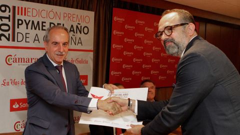 Antonio Couceiro, entregando el premio Pyme del Año 2019 al gerente de Genesal