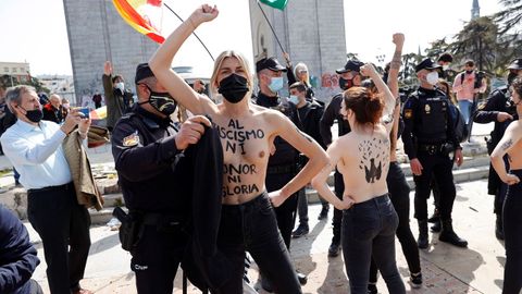 Activistas de Femen, durante una protesta en el Arco de la Victoria este domingo